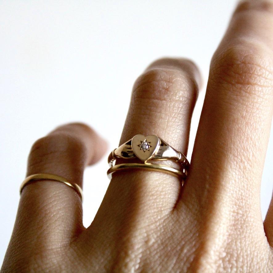 Amor Heart Ring in 9kt gold on hand