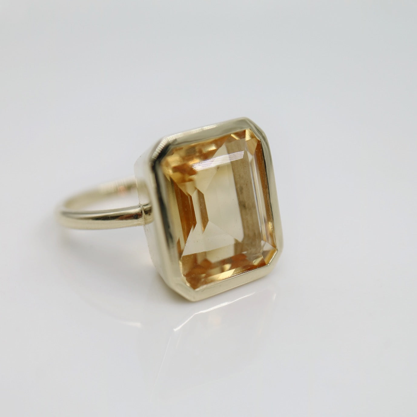 9ct gold ring with large citrine gemstone