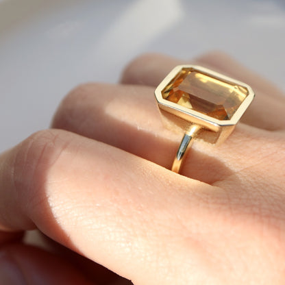 9ct gold ring with large citrine gemstone