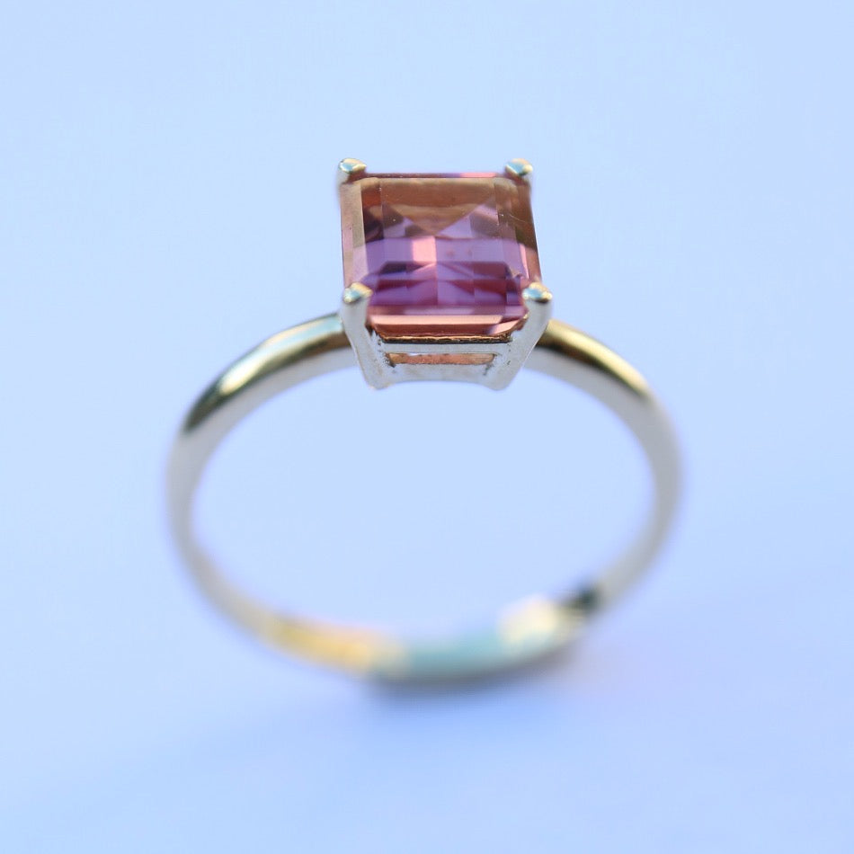 9kt gold ring with emerald-cut pink tourmaline gemstone