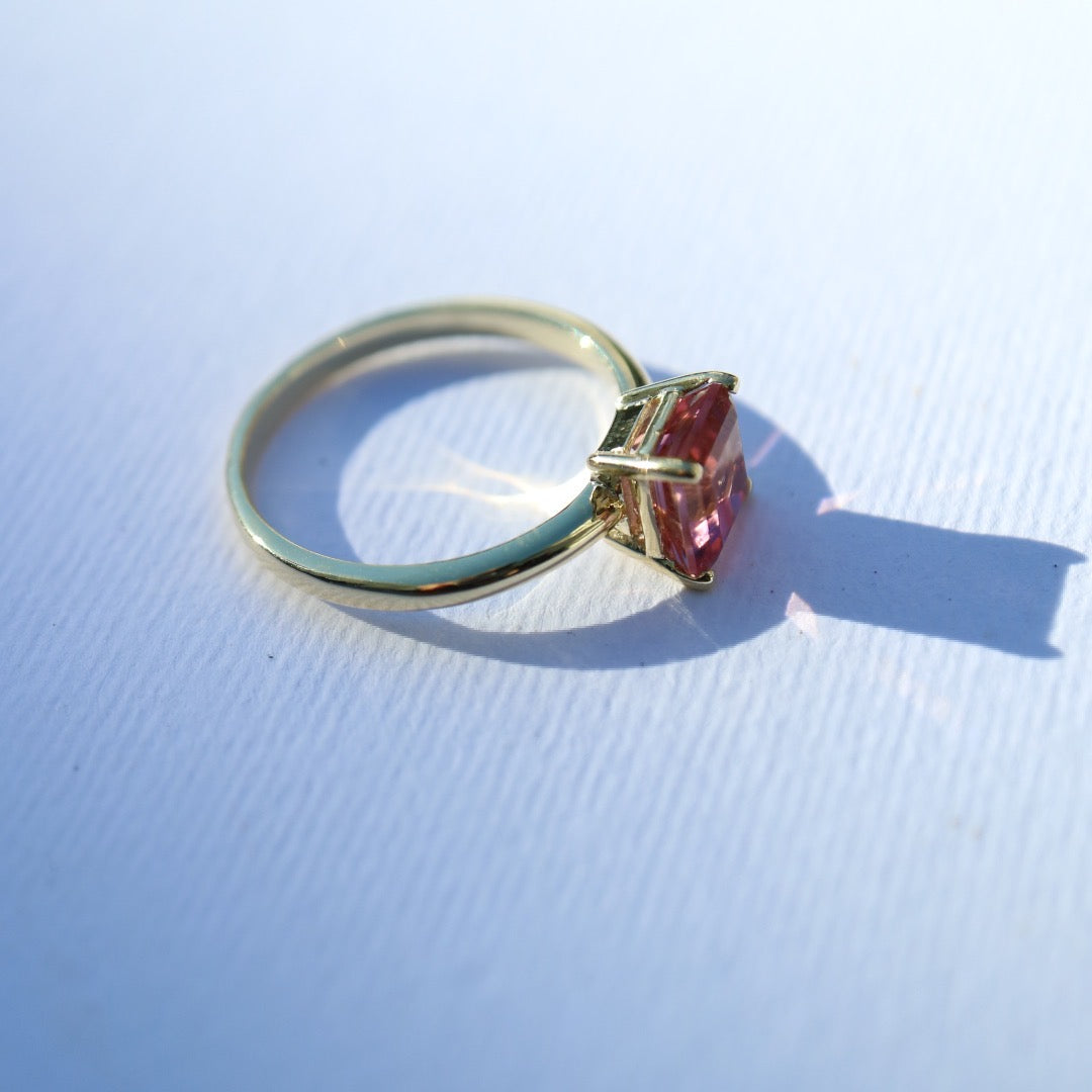 9kt gold ring with emerald-cut pink tourmaline gemstone