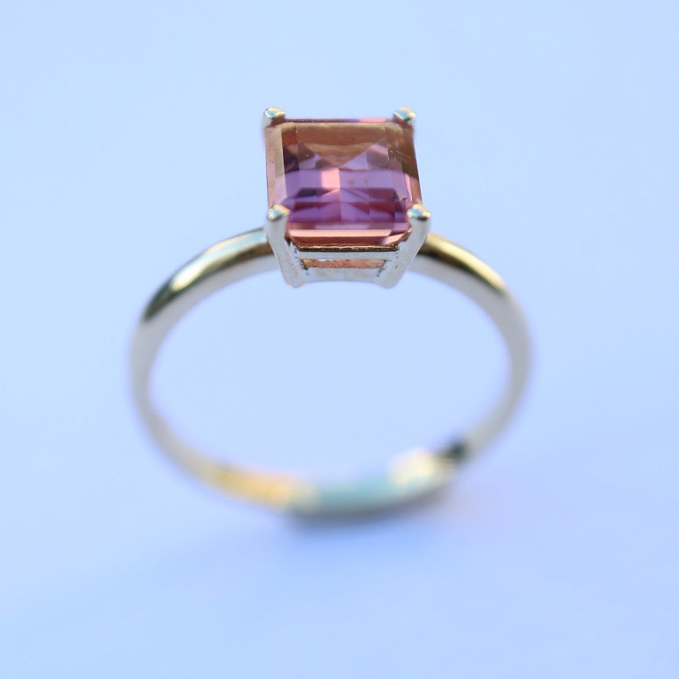 9kt gold ring with emerald-cut pink tourmaline gemstone