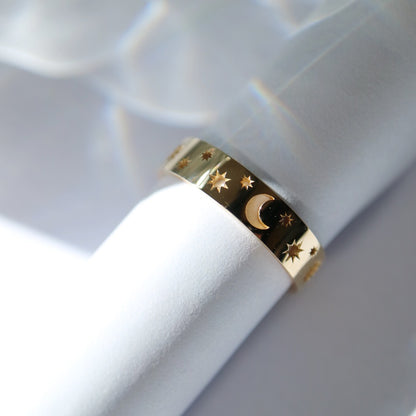 10kt gold band with stars and moon motif