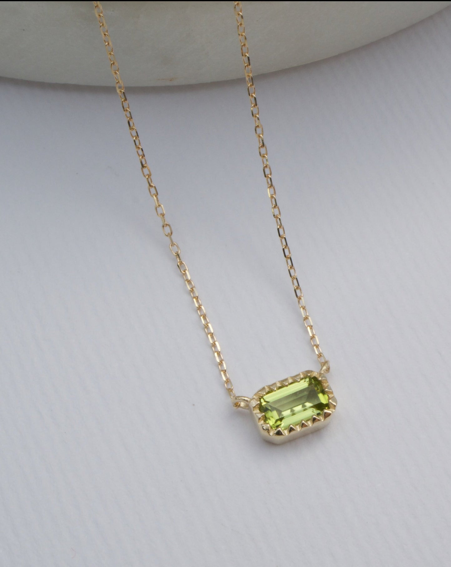 9kt gold Pendant with baguette-cut olivine